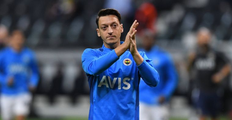 'Özil negentig minuten op de bank: middenvelder gooit gefrustreerd met shirt'