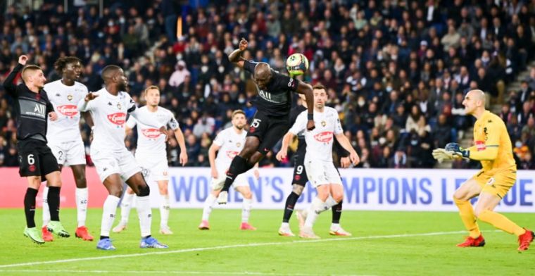 Discutabele penalty helpt PSG langs Angers: Mbappé doet het vanaf de stip