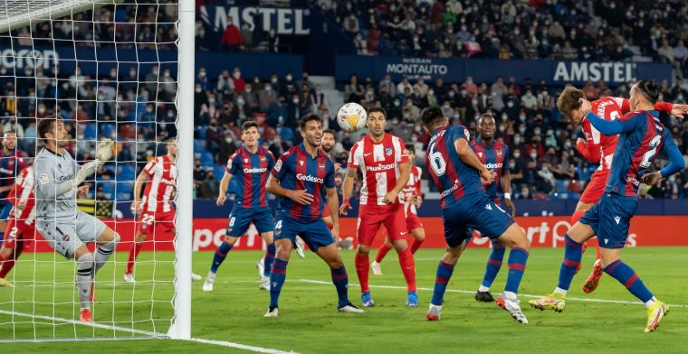 Atlético krijgt twee penalty's tegen en laat dure punten liggen tegen nummer 19
