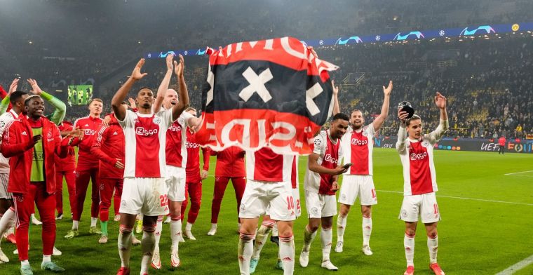 Ajax verslaat tiental van Dortmund en overwintert in de Champions League