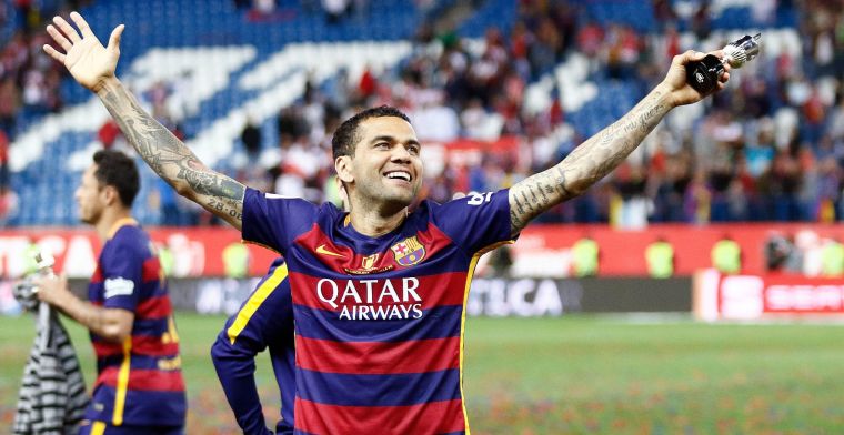 'Dani Alves (38) kan er geen genoeg van krijgen en biedt zich aan bij Barça'