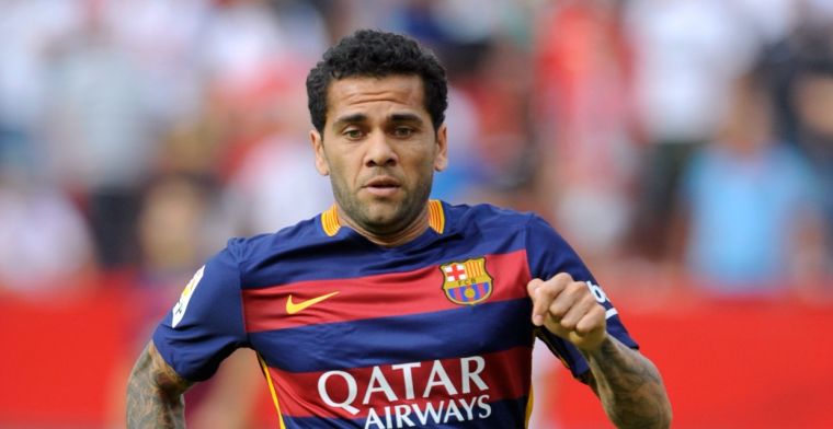 Dani Alves weet de spotlights op zich gericht bij terugkeer in Camp Nou 