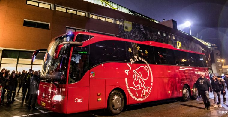 Aftrap AZ-Ajax bijna uitgesteld: Spelersbus Ajax komt net op tijd aan