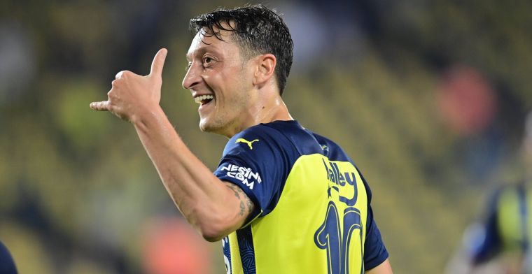Özil samen met andere middenvelder uit de selectie van Fenerbahçe gezet