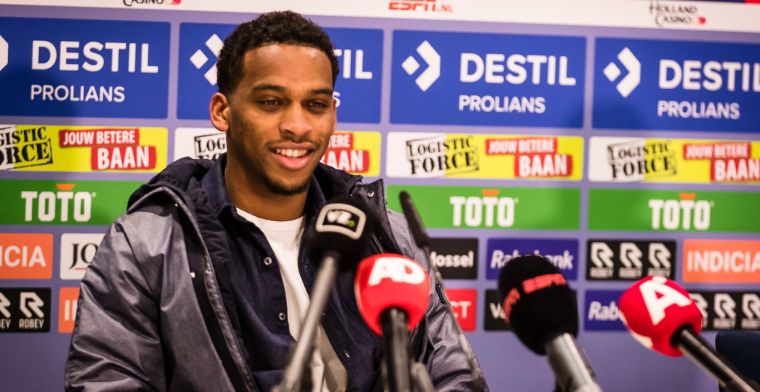 Timber trots op Ajax-prijs: 'Pas anderhalf jaar basisspeler, kijk waar ik nu sta' 