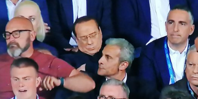 Verlenging te veel voor Berlusconi (85): clubeigenaar slaapt tijdens promotieduel