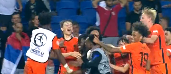 Oranje O17 plaatst zich voor EK-finale na strafschoppenserie tegen Servië