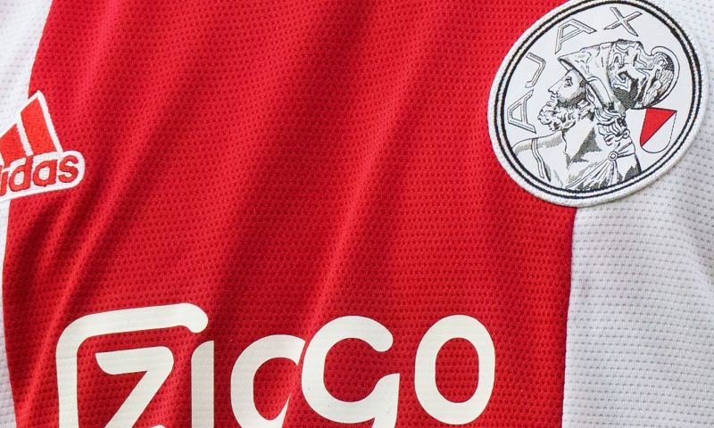 Derde Ajax-shirt Lekt Uit: Zandkleurig Tricot Met Opvallende Woorden ...