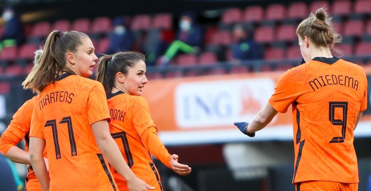 Wie vergezelt Lieke Martens voorin bij de Oranje Leeuwinnen?
