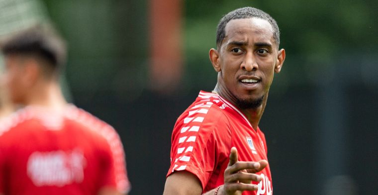Brenet tekent nieuw contract bij FC Twente: 'We hebben even geduld moeten hebben'
