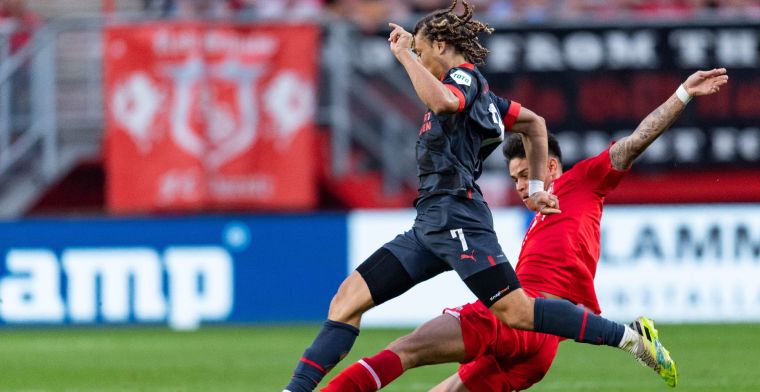 Twente heeft aan één sterke helft genoeg en dwingt PSV op de knieën               