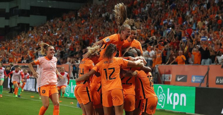 Oranje Leeuwinnen plaatsen zich voor het WK na beslissende goal in blessuretijd   