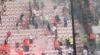 Sfeer slaat volledig om: vuurwerkgevecht tussen Köln- en Nice-fans op de tribune