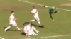 Wat een tackle: verdediger grijpt in en lanceert aanvaller in Brazilië