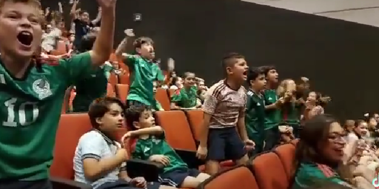 Prachtig: zaal vol Mexicaaanse kinderen wordt gek nadat Ochoa penalty pakt