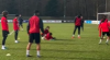 De sfeer bij PSV is goed: Simons deelt panna uit bij Guti en wijst naar de camera