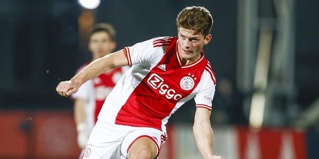 Ajax slaat belangrijke slag: 'Avontuur in Amsterdam duurt nu gelukkig nog langer'