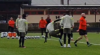 Bijzondere beelden: AC Milan-coach met gestrekt been erin tegen sterspeler Leão