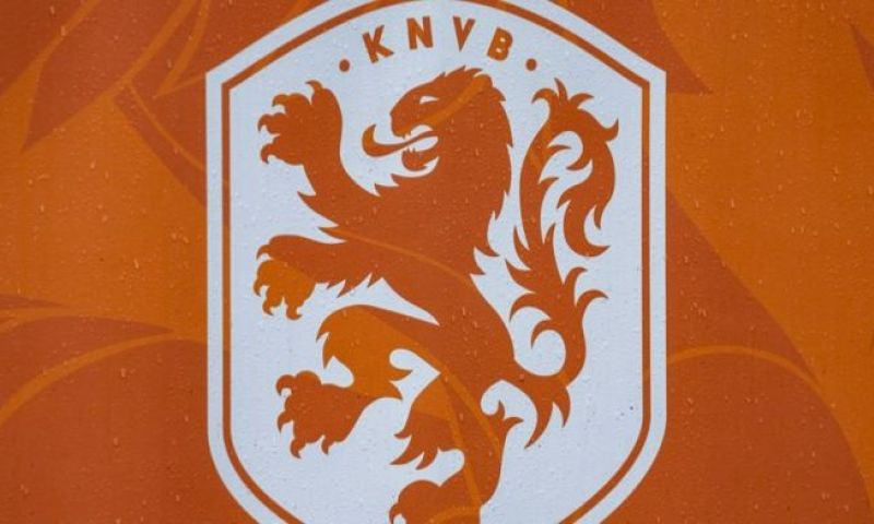 Eerste Beelden Oranje-aankomst: De Drie Debutanten Arriveren, Wijnaldum ...