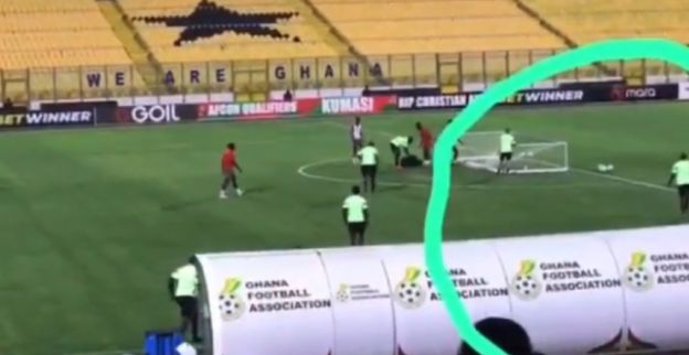 Ghana-doelman heeft engeltje op zijn schouder en ontsnapt aan ongeval