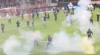 Vlam in de pan in Griekenland: hooligans bestormen veld na nederlaag Olympiakos
