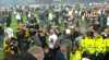 Volksfeest barst los in Almelo: Heracles-spelers op schouders na pitch invasion