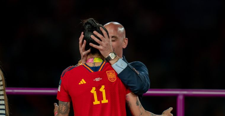 FIFA stelt onderzoek in naar bondsvoorzitter Spanje na kus op mond van speelster  