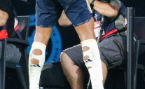 Waarom knippen sommige voetballers gaten in de achterkant van hun voetbalsokken?