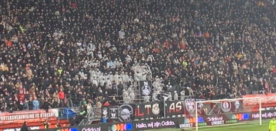 Waarom zitten er mannen met witte pakken op de tribune bij FC Utrecht?