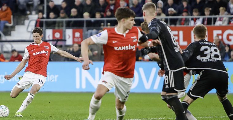 AZ verslaat Ajax dankzij Van Bommel en doet goede zaken in de Eredivisie