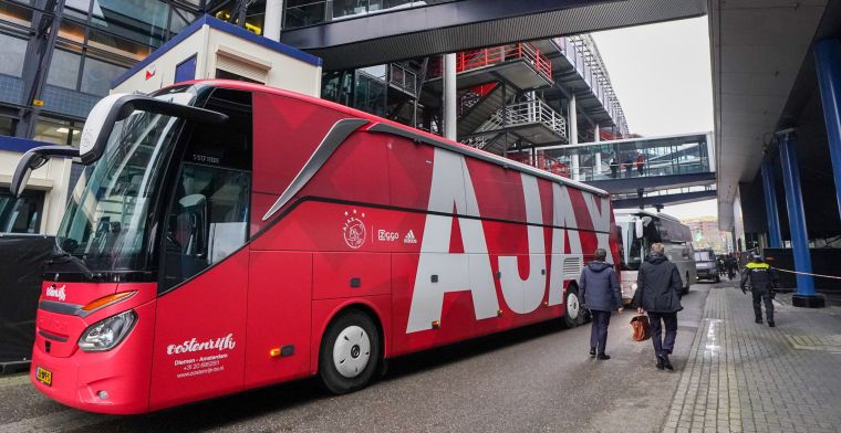 Onrust in Amsterdam: verschillende fans wachten de spelersbus van Ajax op