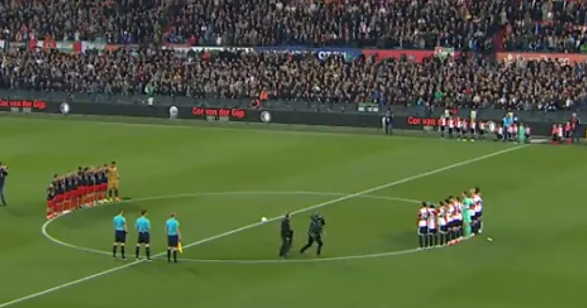 Daarom Is Voetbal Zo Mooi: Minuut Stilte In De Kuip Na Overlijden Cor ...